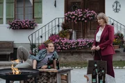 Jan Fugain (Arne Löber) hält sich nicht an die Vereinbarung mit Emilie (Stefanie von Poser), sich auf dem Hof mit einzubringen. Jan Fugain (Arne Löber) hält sich nicht an die Vereinbarung mit Emilie (Stefanie von Poser), sich auf dem Hof mit einzubringen.