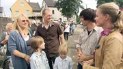 Justine (li.), Christian und die beiden Söhne können den Einzug in ihr neues Zuhase gar nicht mehr erwarten. Die Experten John Kosmalla (2.v.re.) und Eva Brenner (re.) freuen sich mit der Familie Justine (li.), Christian und die beiden Söhne können den Einzug in ihr neues Zuhase gar nicht mehr erwarten. Die Experten John Kosmalla (2.v.re.) und Eva Brenner (re.) freuen sich mit der Familie