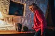 Janine (Anita Dobson) ist mit dem rätselhaften Zombie-Virus infiziert. Janine (Anita Dobson) ist mit dem rätselhaften Zombie-Virus infiziert.