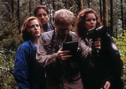 Scully (Gillian Anderson, l.) und Mulder (David Duchovny, 2.v.l.) suchen gemeinsam mit einem Techniker und der Polizistin Fazekas (Colleen Flynn, r.) nach den gef&auml;hrlichen Raubtieren.