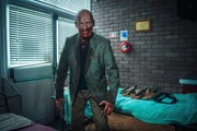 Frank (Paul Bentall) stürmt mit seiner Zombie-Horde das Rathaus von Dambury. Frank (Paul Bentall) stürmt mit seiner Zombie-Horde das Rathaus von Dambury.