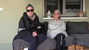Janine (li.) wünscht sich eine Brustvergrößerung. Mama Beate (re.) ist zwar skeptisch, steht ihrer Tochter aber trotzdem zur Seite. Entschieden ist in Sachen Brust-OP allerdings noch nichts Janine (li.) wünscht sich eine Brustvergrößerung. Mama Beate (re.) ist zwar skeptisch, steht ihrer Tochter aber trotzdem zur Seite. Entschieden ist in Sachen Brust-OP allerdings noch nichts