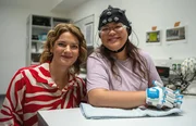 Lena Ganschow und Odessa Clermont Ravra (re.) in der Charité in Berlin, Abteilung Neurotechnologie. Odessa kann seit einem Schlaganfall ihren linken Arm nicht mehr bewegen. Ein Spezialhandschuh, den sie mit ihren Gedanken steuert, soll ihr bei der Reha helfen. Lena Ganschow und Odessa Clermont Ravra (re.) in der Charité in Berlin, Abteilung Neurotechnologie. Odessa kann seit einem Schlaganfall ihren linken Arm nicht mehr bewegen. Ein Spezialhandschuh, den sie mit ihren Gedanken steuert, soll ihr bei der Reha helfen.