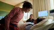 Nadja Kärkering (Janina Elkin, l.) kommt mit einer frohen Botschaft ans Krankenbett ihrer Schwester Heike Kärkering (Anna Fischer, r.). Morton Skriver (Remo Schulze, M.), ein dänischer Fahrgast der Fähre und Heike hatten ein Date, das Heikes Unfall verhinderte. Nadja Kärkering (Janina Elkin, l.) kommt mit einer frohen Botschaft ans Krankenbett ihrer Schwester Heike Kärkering (Anna Fischer, r.). Morton Skriver (Remo Schulze, M.), ein dänischer Fahrgast der Fähre und Heike hatten ein Date, das Heikes Unfall verhinderte.