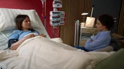 Nadja Kärkering (Janina Elkin, r.) besucht ihre Schwester Heike Kärkering (Anna Fischer, l.) im Krankenhaus, die nach einem schweren Arbeitsunfall als Mechanikerin auf ihrer gemeinsamen Fähre verunglückt ist. Nadja Kärkering (Janina Elkin, r.) besucht ihre Schwester Heike Kärkering (Anna Fischer, l.) im Krankenhaus, die nach einem schweren Arbeitsunfall als Mechanikerin auf ihrer gemeinsamen Fähre verunglückt ist.