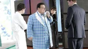 Nach dem grausamen Fund einer Leiche in einer Riesenschokolade nehmen Booth (David Boreanaz, r.) und Brennan (Emily Deschanel, hinten) die Ermittlungen auf und befragen den Fabrikbesitzer Jimmy Walpert III (Wayne Knight, 2.v.l.) und Scott Kimper (Fred Koehler). Nach dem grausamen Fund einer Leiche in einer Riesenschokolade nehmen Booth (David Boreanaz, r.) und Brennan (Emily Deschanel, hinten) die Ermittlungen auf und befragen den Fabrikbesitzer Jimmy Walpert III (Wayne Knight, 2.v.l.) und Scott Kimper (Fred Koehler).