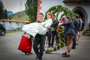 Die Landjugend von Obach und Kumpitz steht Spalier Die Landjugend von Obach und Kumpitz steht Spalier