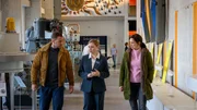 Bis zu seinem Tod war Lennart Finke im Technischen Landesmuseum angestellt, wo er Kinder und Schulklassen mit Experimenten begeisterte. Die jungen Besucher liebten ihn, die Kollegen schätzten seine Arbeit. Doch vor kurzem erhielt er eine Abmahnung von seiner Chefin Nicola Klein (Ricarda Seifried, M.). Angeblich hat er Museumseigentum gestohlen. Lars Pöhlmann (Dominic Boeer, l.) und Karoline Joost (Nike Fuhrmann, r.) gehen der Sache auf den Grund. Bis zu seinem Tod war Lennart Finke im Technischen Landesmuseum angestellt, wo er Kinder und Schulklassen mit Experimenten begeisterte. Die jungen Besucher liebten ihn, die Kollegen schätzten seine Arbeit. Doch vor kurzem erhielt er eine Abmahnung von seiner Chefin Nicola Klein (Ricarda Seifried, M.). Angeblich hat er Museumseigentum gestohlen. Lars Pöhlmann (Dominic Boeer, l.) und Karoline Joost (Nike Fuhrmann, r.) gehen der Sache auf den Grund.