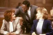 Kathy Dawson (Lise Cutter), Tyler Hudson (Kene Holliday) und Charlene Matlock (Linda Purl) begegnen sich im Gerichtssaal. Kathy Dawson (Lise Cutter), Tyler Hudson (Kene Holliday) und Charlene Matlock (Linda Purl) begegnen sich im Gerichtssaal.