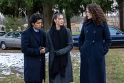 Brady als Teenager (Siddharth Sharma, l.) und Kat als Teenagerin (Alex Hook, m.) mit Del Landry (Andie MacDowell, r.) Brady als Teenager (Siddharth Sharma, l.) und Kat als Teenagerin (Alex Hook, m.) mit Del Landry (Andie MacDowell, r.)