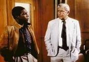 Matlock (Andy Griffith, re.) hört Tyler Hudson (Kene Holliday) gespannt zu. Matlock (Andy Griffith, re.) hört Tyler Hudson (Kene Holliday) gespannt zu.
