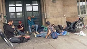 Hartes Deutschland – Leben im Brennpunkt“ begleitete über Monate Menschen, deren Alltag von Crystal Meth bestimmt wird. Dabei zeichnet die Dokumentation einen Alltag der Suchtkranken, der von Hoffnungslosigkeit geprägt ist und gewährt Einblicke in die Rauschgiftfahndung der deutschen Polizei, die das Grenzgebiet überwacht. Hartes Deutschland – Leben im Brennpunkt“ begleitete über Monate Menschen, deren Alltag von Crystal Meth bestimmt wird. Dabei zeichnet die Dokumentation einen Alltag der Suchtkranken, der von Hoffnungslosigkeit geprägt ist und gewährt Einblicke in die Rauschgiftfahndung der deutschen Polizei, die das Grenzgebiet überwacht.