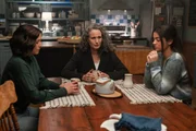 Kat Landry (Chyler Leigh, l.) mit Del Landry (Andie MacDowell, m.) und Alice Dhawan (Sadie Laflamme-Snow, r.) Kat Landry (Chyler Leigh, l.) mit Del Landry (Andie MacDowell, m.) und Alice Dhawan (Sadie Laflamme-Snow, r.)