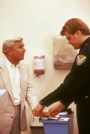 Matlock (Andy Griffith, li.) werden Fingerabdrücke entnommen. Matlock (Andy Griffith, li.) werden Fingerabdrücke entnommen.