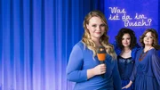 Moderatorin Joana Giesswein (Caro Worbs, 1.v.l.) führt durch den Countdown zur letzten Ausgabe der legendären Show „Was ist da im Busch?“ mit Moderator Achim „Trenki“ Trenkberger und Assistentin Pammel (Caro Worbs, M. und 1.v.r.). Moderatorin Joana Giesswein (Caro Worbs, 1.v.l.) führt durch den Countdown zur letzten Ausgabe der legendären Show „Was ist da im Busch?“ mit Moderator Achim „Trenki“ Trenkberger und Assistentin Pammel (Caro Worbs, M. und 1.v.r.).
