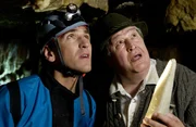 Ein Donnergrollen in der H&ouml;hle &ndash; woher mag es kommen? Fritz (Guido Hammesfahr) und Herr Paschulke (Helmut Krauss) in der B&auml;rst&auml;dter H&ouml;hle.