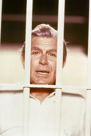 Als Dealer verdächtigt, sitzt Matlock (Andy Griffith) in Untersuchungshaft. Als Dealer verdächtigt, sitzt Matlock (Andy Griffith) in Untersuchungshaft.
