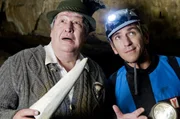 Haben Fritz (Guido Hammesfahr) und Nachbar Paschulke (Helmut Krauss) wirklich die H&ouml;hle des B&auml;rst&auml;dter Drachens gefunden?