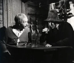 Der Tod, in Bayern der Boandlkramer (Toni Berger, rechts), soll den Buechsenmacher Kaspar Brandner (Fritz Strassner, li.) aus dem Tegernseer Tal in dessen 72. Lebensjahr in die Ewige Seligkeit heimholen. Doch der Brandner ueberlistet den Boandlkramer bei Kartenspiel und Kerschgeist und erhaelt die Zusage, erst nach dem 90. Geburtstag die letzte Reise antreten zu muessen. : Honorarfrei lediglich fuer Ankuendigungen und Veroeffentlichungen im Zusammenhang mit obiger BR-Sendung bei Nennung: Bild: BR . Andere Verwendungen nur nach entsprechender vorheriger schriftlicher Vereinbarung mit dem BR-Bildarchiv, Tel. 089 / 5900 3040, Fax 089 / 5900 3284.