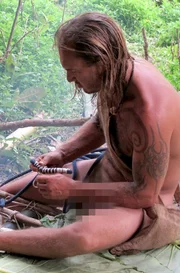 Darrin webt f&uuml;r sich selbst Sandalen in Thailand.