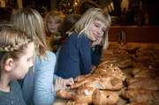 Elisabeth Kircher (re.) hat mit ihrer Schulklasse Weckm&auml;nner aus Hefeteig gebacken.