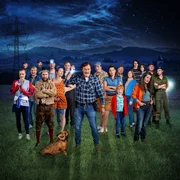 Von links: Rainer Wöss (Rolle: Franz), Jakob Seeböck (Rolle: Bernhard), Christian Strasser (Rolle: Norbert), Michael Edlinger (Rolle: Patrick), Miriam Fussenegger (Rolle: Laura), Lukas Watzl (Rolle: Klaus), Tambet Tuisk (Rolle: Matias), Hilde Dalik (Rolle: Elisabeth), Harald Windisch (Rolle: Edi), Holger Schober (Rolle: Michi), Martina Ebm (Rolle: Agnes), Daniel Eder (Rolle: Max), Enzo Gaier (Rolle: Jakob), Laila Marie Noëlle Padotzke (Rolle: Marie), Maria Hofstätter (Rolle: Ulli), Michael A. Grimm (Rolle: Jens), Bettina Mittendorfer (Rolle: Carola), Wolf Bachofner (Rolle: Hermann) und Julia Edtmeier (Rolle: Julia). Von links: Rainer Wöss (Rolle: Franz), Jakob Seeböck (Rolle: Bernhard), Christian Strasser (Rolle: Norbert), Michael Edlinger (Rolle: Patrick), Miriam Fussenegger (Rolle: Laura), Lukas Watzl (Rolle: Klaus), Tambet Tuisk (Rolle: Matias), Hilde Dalik (Rolle: Elisabeth), Harald Windisch (Rolle: Edi), Holger Schober (Rolle: Michi), Martina Ebm (Rolle: Agnes), Daniel Eder (Rolle: Max), Enzo Gaier (Rolle: Jakob), Laila Marie Noëlle Padotzke (Rolle: Marie), Maria Hofstätter (Rolle: Ulli), Michael A. Grimm (Rolle: Jens), Bettina Mittendorfer (Rolle: Carola), Wolf Bachofner (Rolle: Hermann) und Julia Edtmeier (Rolle: Julia).