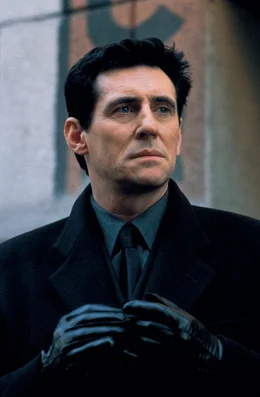 Das B&ouml;se (Gabriel Byrne) ist, in Gestalt eines seri&ouml;sen Gesch&auml;ftsmannes, aus der H&ouml;lle emporgestiegen, um eine unheilige Ehe zu vollziehen ...