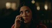 Elif (Jasmin Shakeri) telefoniert.