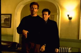 Der heruntergekommene Ex-Cop Jericho Cane (Arnold Schwarzenegger, l.) schl&auml;gt sich mit Security-Jobs durch. Da rettet er einem Klienten (Gabriel Byrne, r.) das Leben. Er macht sich auf die Suche nach dem Beinahe-M&ouml;rder und seinen Motiven und ger&auml;t dabei in eine teuflische Situation ...