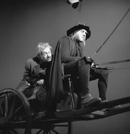 Mit dem Versprechen, ihn nur in die Himmlische Seligkeit hineinschauen zu lassen, bringt der Tod, der Boandlkramer (Toni Berger, rechts), den Brandner (Fritz Stra&szlig;ner) dazu, mit ihm ins Paradies zu fahren. Nach dem Tod seiner Enkelin Marei freut den Kaspar das Leben nicht mehr, doch sein bayerischer Dicksch&auml;del l&auml;sst es nicht zu, dem Vorschlag des Boandlkramers gleich zuzustimmen.