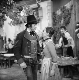 Marei (Yvonne Brosch), die Enkelin des Brander, kann sich am 75. Geburstag ihres Gro&szlig;vaters nicht so recht freuen. Ihr Freund, der Knecht Florian (Henner Quest), ging auf das Angebot des herzoglichen J&auml;gers Simmerl ein, der ihm f&uuml;r jede gewilderte Gams 20 Gulden bot. Doch Marei hat inzwischen erfahren, dass es sich bei diesem Angebot um eine List handelt. Simmerl will dem Flori eine Falle stellen.