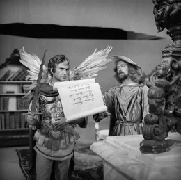 Von links: Erzengel Michael (Heino Hallhuber) und Nantwein (Gerd Anthoff).