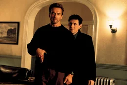Der heruntergekommene Ex-Cop Jericho Cane (Arnold Schwarzenegger, l.) schl&auml;gt sich mit Security-Jobs durch. Da rettet er einem Klienten (Gabriel Byrne, r.) das Leben. Er macht sich auf die Suche nach dem Beinahe-M&ouml;rder und seinen Motiven und ger&auml;t dabei in eine teuflische Situation ...