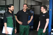 Aufgrund eines Defekts in der Oldtimerhalle zieht Tuncay kurzzeitig in die Werkstatt zu Mike und Flori um. Von links: Tuncay Kaya (Levent &Ouml;zdil), Mike Preissinger (Harry Blank) und Florian Brunner (Tommy Schwimmer).