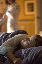 Realität oder Illusion? Anna (Karoline Schuch) wird von nächtlichen Spukaktionen überrascht. Realität oder Illusion? Anna (Karoline Schuch) wird von nächtlichen Spukaktionen überrascht.