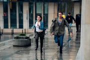 Die Umweltaktivistin Ina (Deleila Piasko) und Agent Hamilton (Jakob Ofterbro) fliehen vor unbekannten Angreifern, nachdem sie eine Demo in Warschau besucht haben. Die Umweltaktivistin Ina (Deleila Piasko) und Agent Hamilton (Jakob Ofterbro) fliehen vor unbekannten Angreifern, nachdem sie eine Demo in Warschau besucht haben.