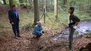 Die Kommissare (Thomas Kügel, Axel Milberg, Almila Bagriacik) finden die Leiche des jungen Chris (Alex Peil). Die Kommissare (Thomas Kügel, Axel Milberg, Almila Bagriacik) finden die Leiche des jungen Chris (Alex Peil).