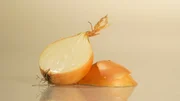 NDR Fernsehen WIE GEHT DAS? DIE ZWIEBEL - SUPERKNOLLE AUS DEM NORDEN, am Mittwoch (12.06.19) um 18:15 Uhr. In Deutschland liegt der durchschnittliche Jahresverbrauch bei 8 Kilogramm pro Person. Weltweit f&uuml;hren Libyen mit 34 Kg und Albanien mit 33 Kg die Liste der L&auml;nder mit dem h&ouml;chsten Zwiebelverbrauch pro Person an.