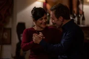Mina Amiri (Jasmin Tabatabai) bereitet sich mit ihrem Tanzpartner Herrmann Laske (Aleksandar Jovanović) auf einen Tangoabend vor.