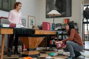 Mina Amiri (Jasmin Tabatabai, r.) befragt die Tochter eines vermissten Richters, Lea Wegner (Linn Reusse, l.).