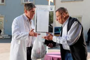 Alois' Schwindelei mit Gundis Rabattmarke f&auml;llt schnell auf und er muss den vollen Preis f&uuml;r seine Bestellung bezahlen. Von links: Roland Bamberger (Horst Kummeth) und Alois Preissinger (Erich Hallhuber). Weiteres Bildmaterial finden Sie unter www.br-foto.de.