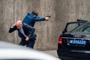 Hamilton (Jakob Ofterbro, r.) beschützt Magnus Jäger (Jimmy Lindström, l.), auf den geschossen wird. Hamilton (Jakob Ofterbro, r.) beschützt Magnus Jäger (Jimmy Lindström, l.), auf den geschossen wird.