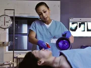 Dr. Warner (Tamara Tunie) untersucht die Leiche... Dr. Warner (Tamara Tunie) untersucht die Leiche...
