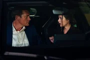 André De Vries (Götz Otto) bedroht Lykke (Felice Jankell), die Verlobte von Hamilton. André De Vries (Götz Otto) bedroht Lykke (Felice Jankell), die Verlobte von Hamilton.