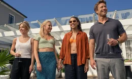 v.li.: Bea (Sydney Sweeney), Halle (Hadley Robinson), Claudia (Alexandra Shipp), Ben (Glen Powell).