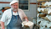 Gut anderthalb Stunden garen die Brote noch einzeln in K&ouml;rbchen, bevor sie mit der mehligen Seite nach unten in den Ofen kommen.
