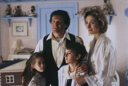 (v.l.n.r.) Maggie (Amber Scott); Peter Banning / Peter Pan (Robin Williams); Jack (Charlie Korsmo); Moira (Caroline Goodall)