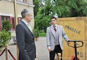 Goran (Saša Kekez, r.) kommt Friedrichs (Dietrich Adam, l.) Aufforderung die Buddhas wegzuschaffen nach. Goran (Saša Kekez, r.) kommt Friedrichs (Dietrich Adam, l.) Aufforderung die Buddhas wegzuschaffen nach.