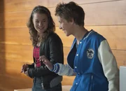 Nils (Jacob Körner) und Li-Ming (Ruth Schönherr) sind erleichtert, dass Liz sie nicht verraten hat. Nils (Jacob Körner) und Li-Ming (Ruth Schönherr) sind erleichtert, dass Liz sie nicht verraten hat.