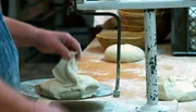Altbew&auml;hrt: Mit einer "r&ouml;mischen" Schnellwaage portioniert B&auml;ckermeister G&uuml;nther Weber die einzelnen Laibe seines Bauernbrotes.